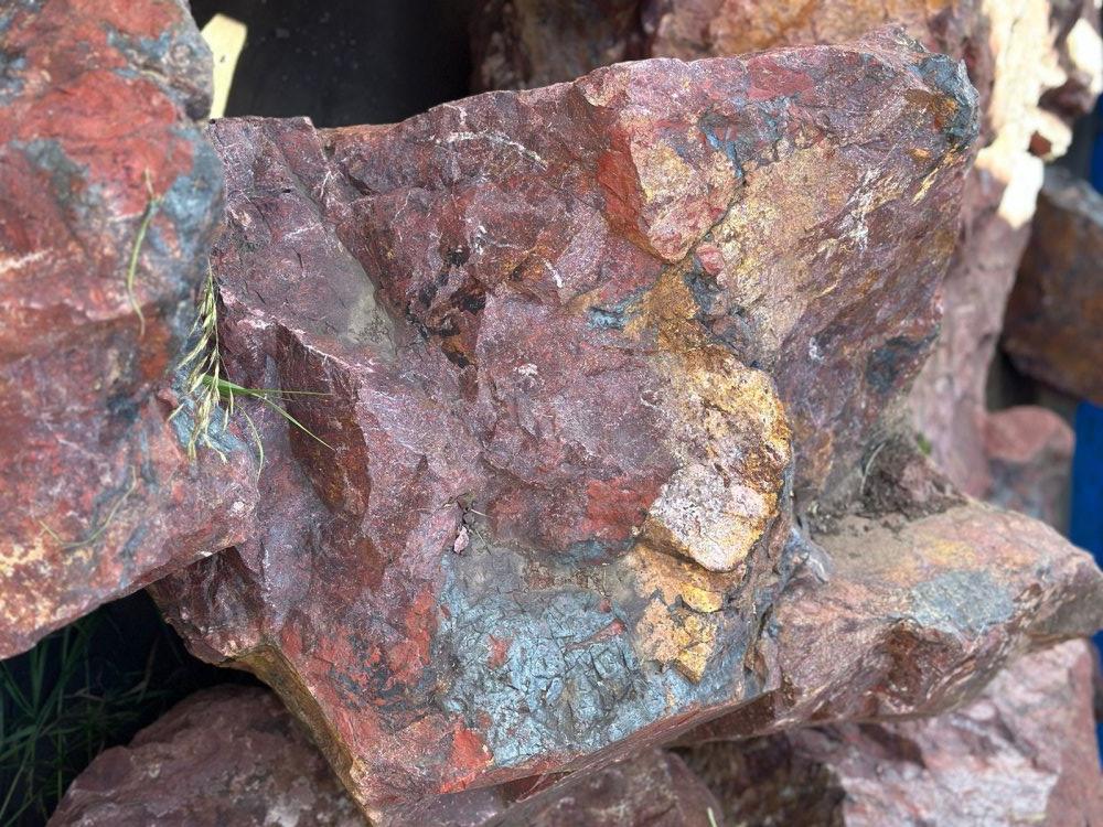 Камни для ландшафтного дизайна красно-фиолетовые 10-60 килограмм купить в Костромской области