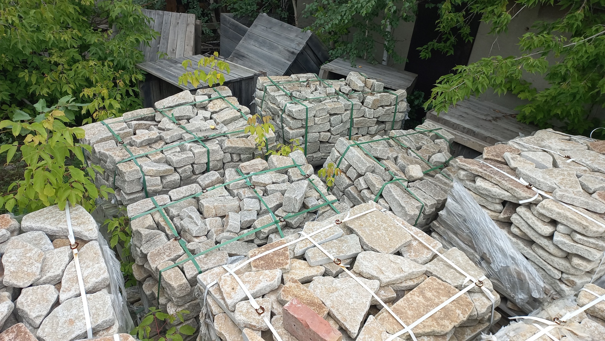 Плитняк гранитный галтованный купить в Костромской области