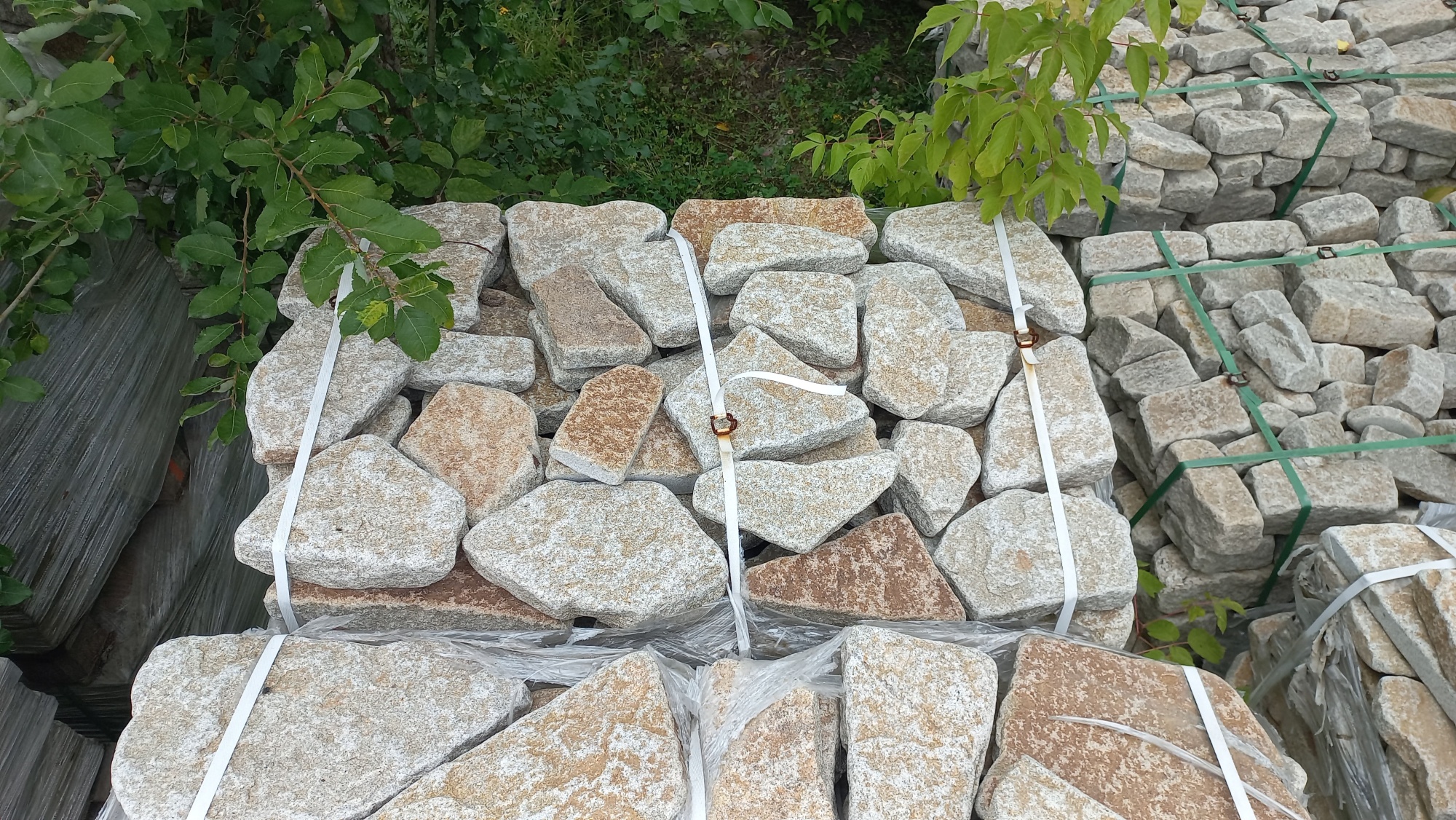 Плитняк галтованный гранитный для ландшафтного дизайна купить в Костромской области