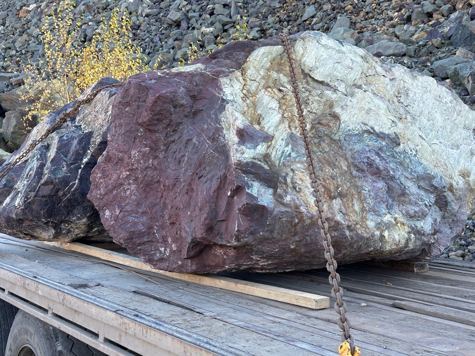 Огромные красно-фиолетовые валуны для ландшафтного дизайна весом более 5 тонн купить в Костромской области