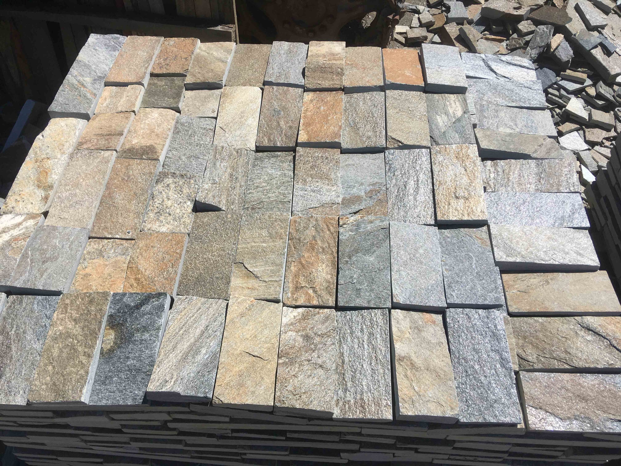 Плитка пилёная златолит Уральский для цоколя, отмостки купить в Костромской области