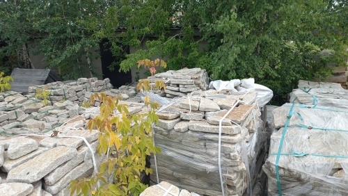 Плитняк галтованный гранитный для ландшафтного дизайна купить в Костромской области