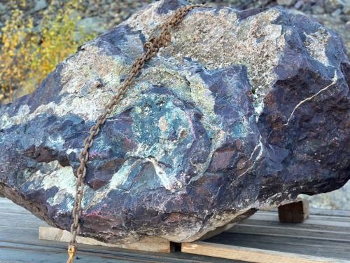 Огромные красно-фиолетовые валуны для ландшафтного дизайна весом более 5 тонн купить в Костромской области