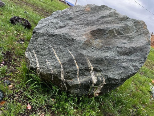 Гигантские зелёные валуны для ландшафтного дизайна весом более 5 тонн купить в Костромской области