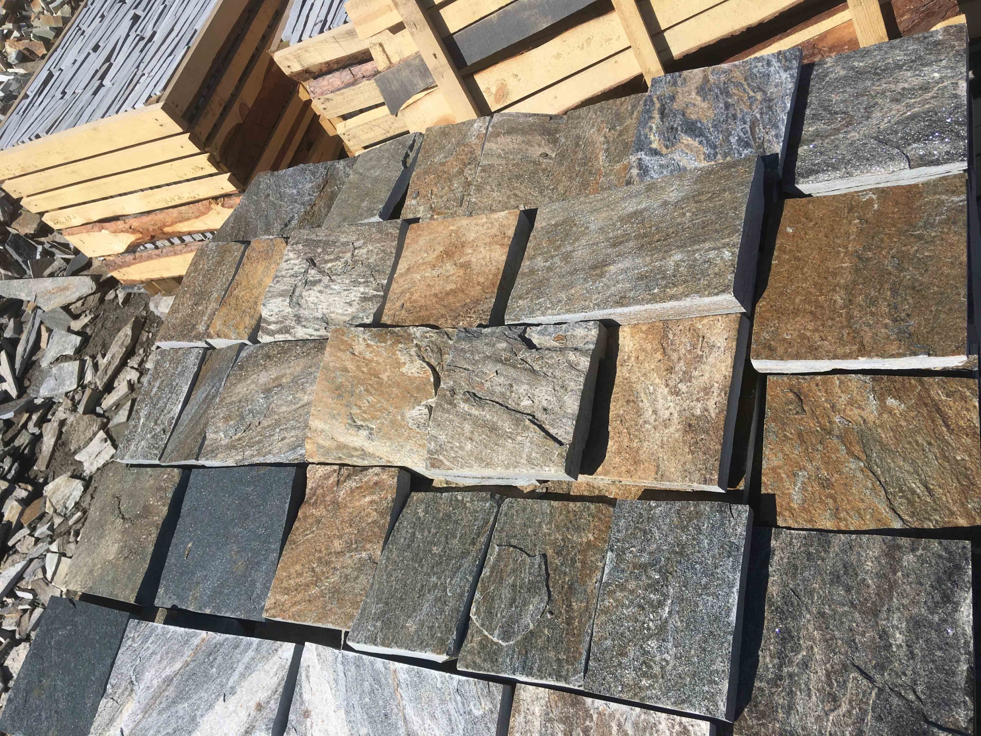 Плитка пилёная златолит Уральский для цоколя, отмостки купить в Костромской области