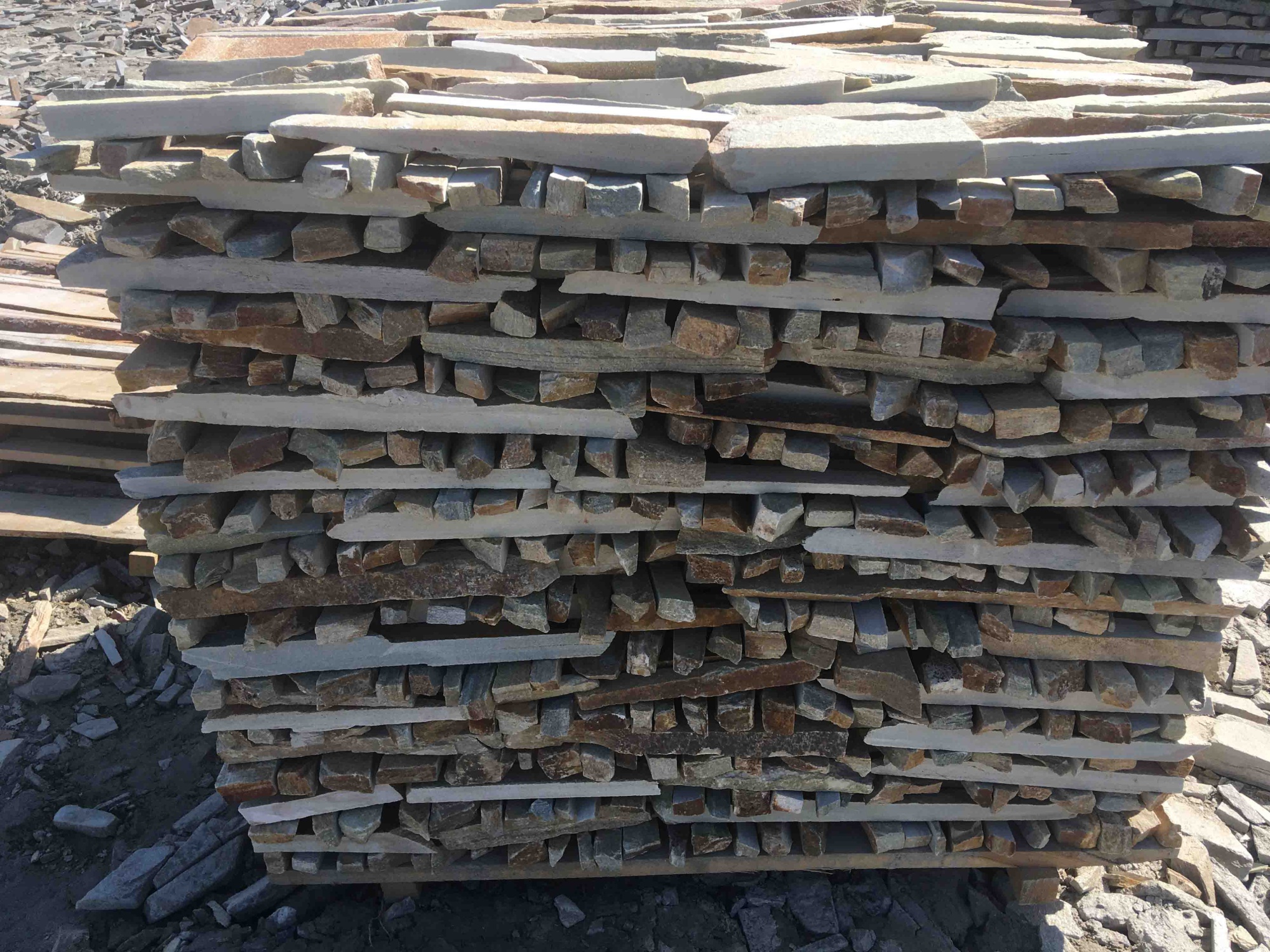 Горбушка златолит золотистый для облицовки купить в Костромской области