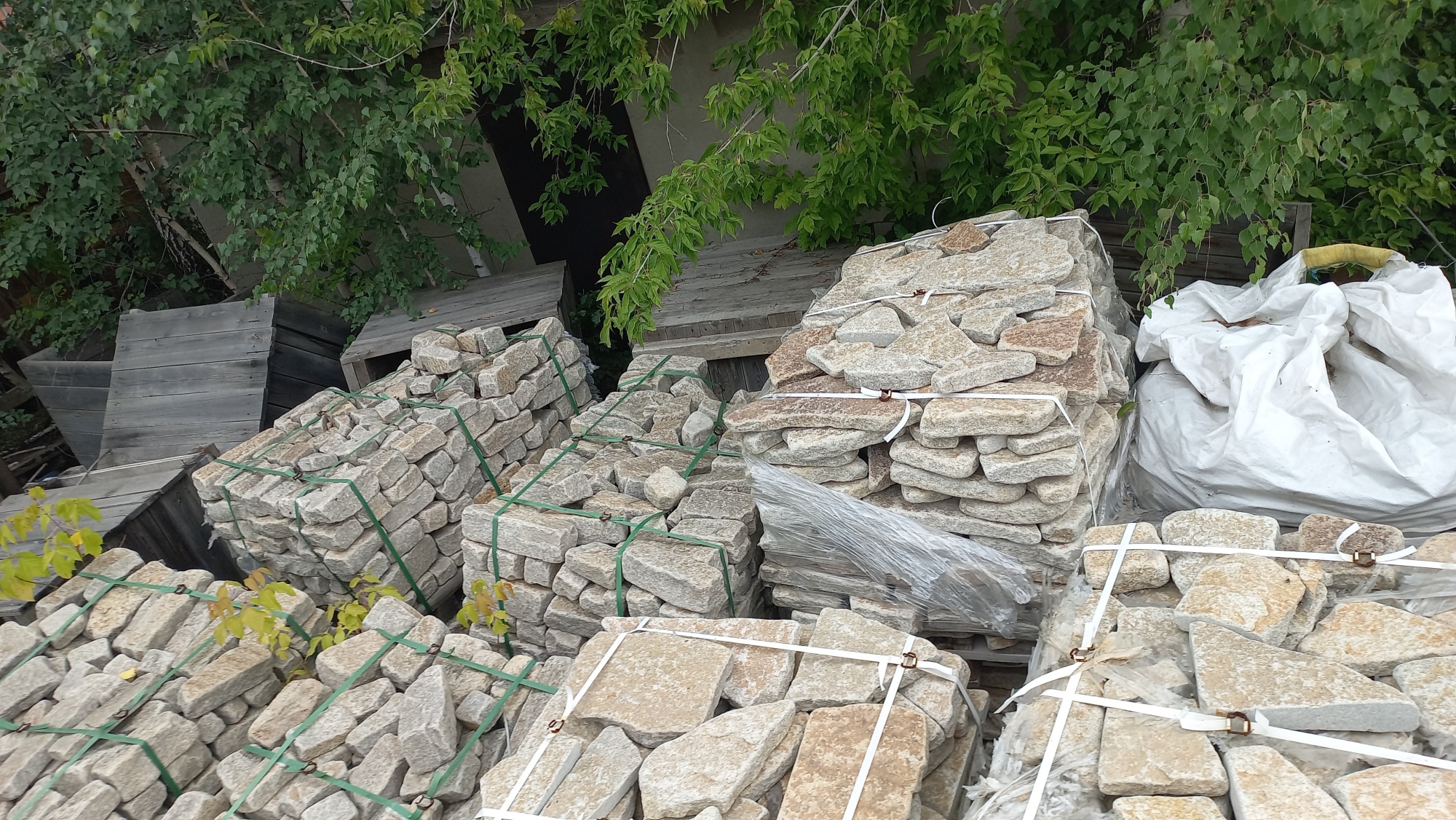 Плитняк гранитный галтованный купить в Костромской области