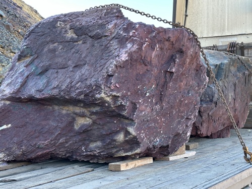 Огромные красно-фиолетовые валуны для ландшафтного дизайна весом более 5 тонн купить в Костромской области