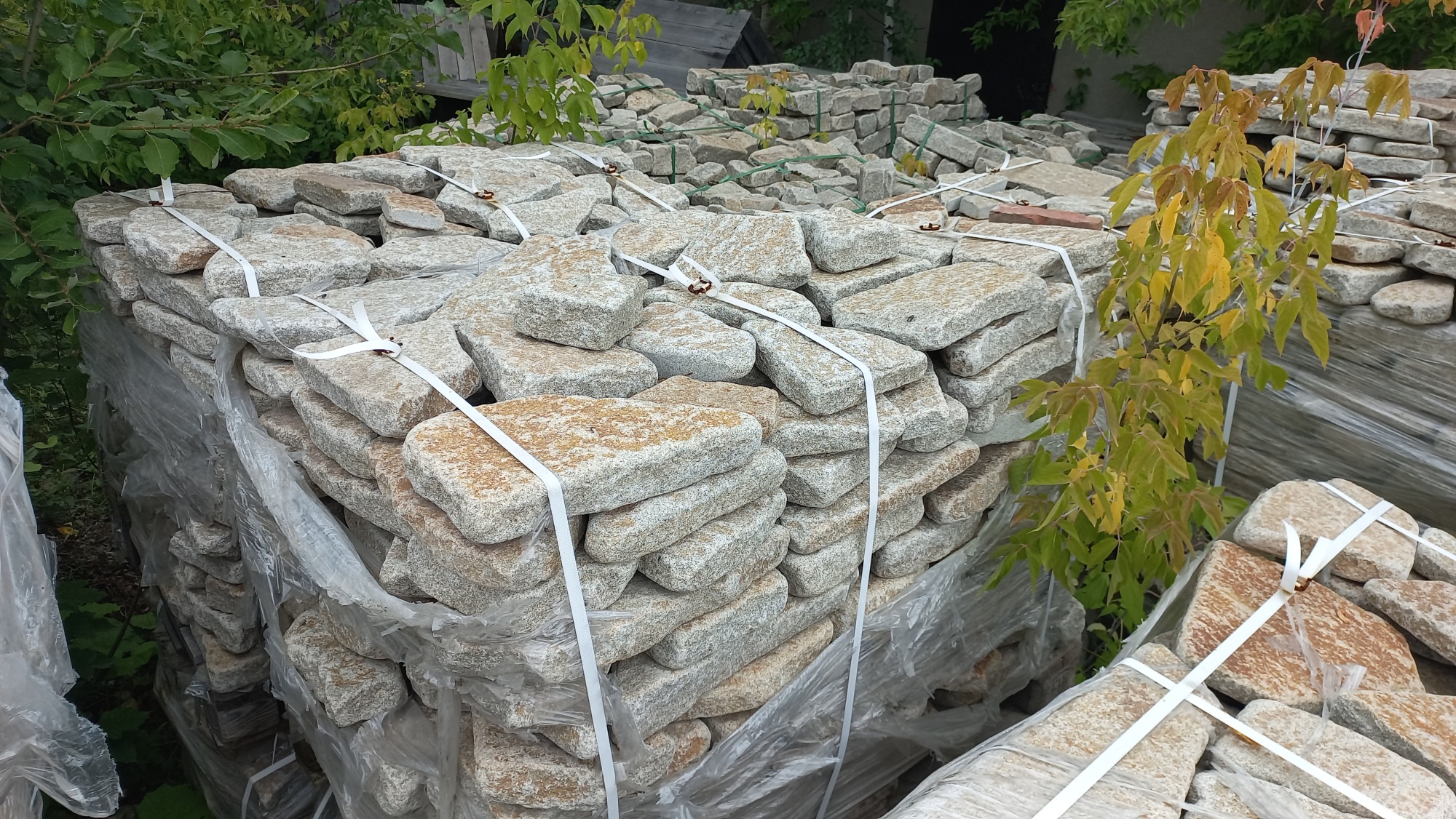 Плитняк галтованный гранитный для ландшафтного дизайна купить в Костромской области