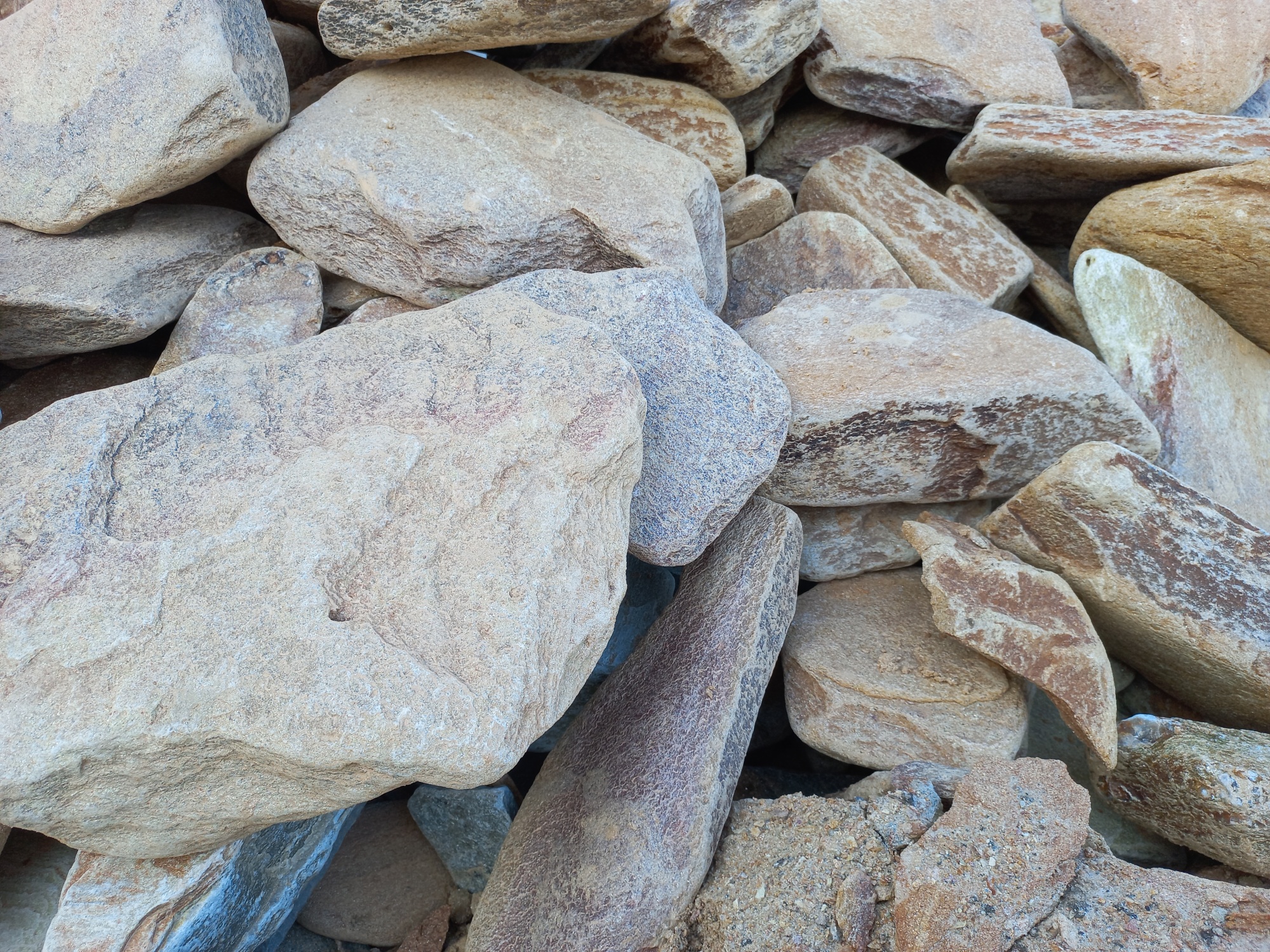 Златолит жёлтый, жёлто-зелёный глыбки и валуны для ланшафтного дизайна купить в Костромской области