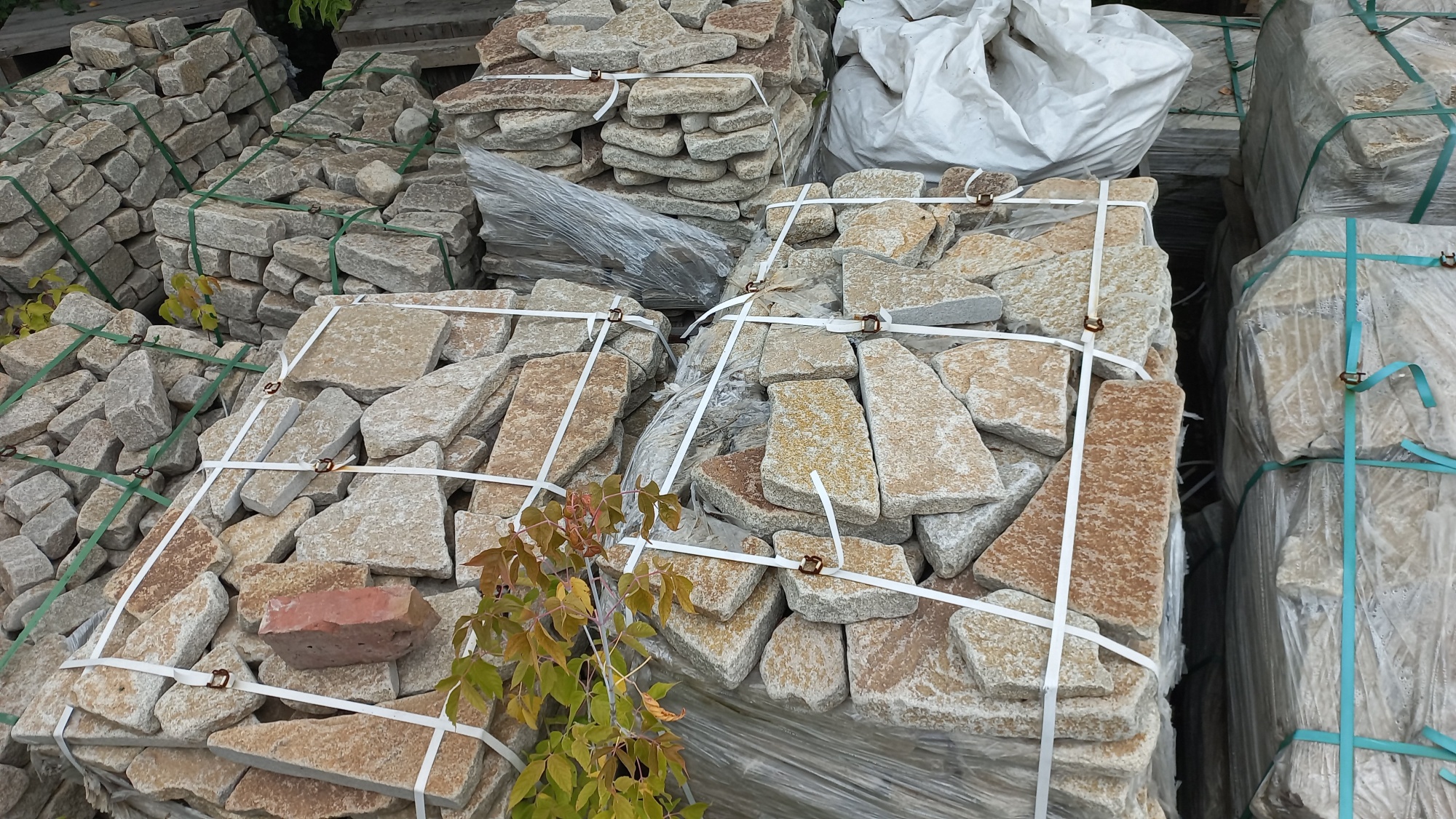 Плитняк гранитный галтованный купить в Костромской области