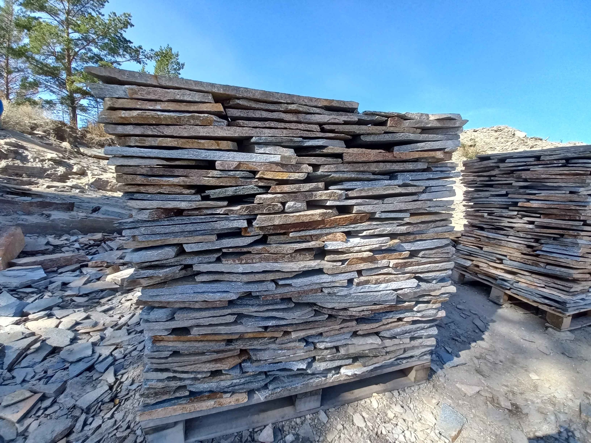 Плитняк златолит серебристый для фасада купить в Костромской области