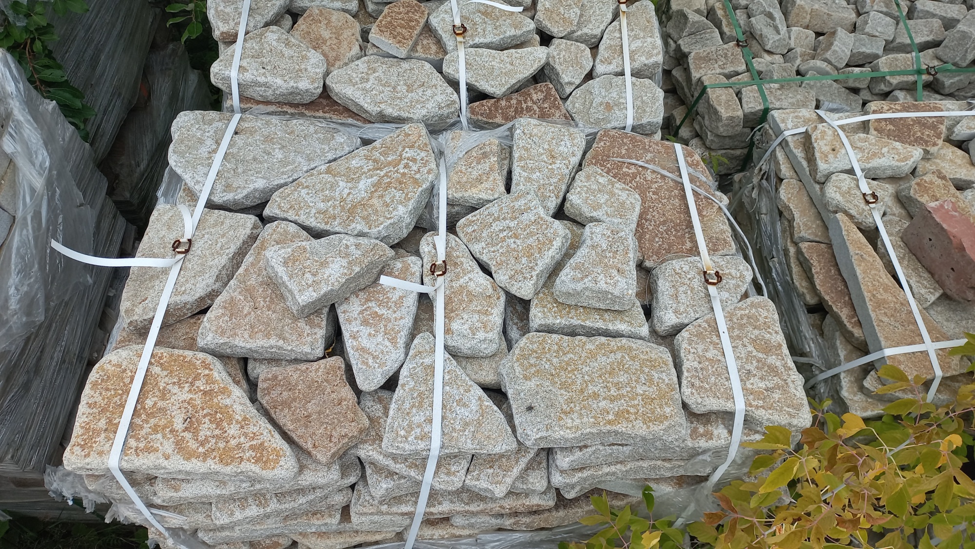 Плитняк галтованный гранитный для ландшафтного дизайна купить в Костромской области