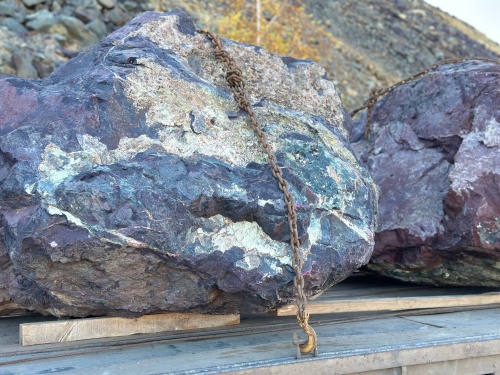 Огромные красно-фиолетовые валуны для ландшафтного дизайна весом более 5 тонн купить в Костромской области