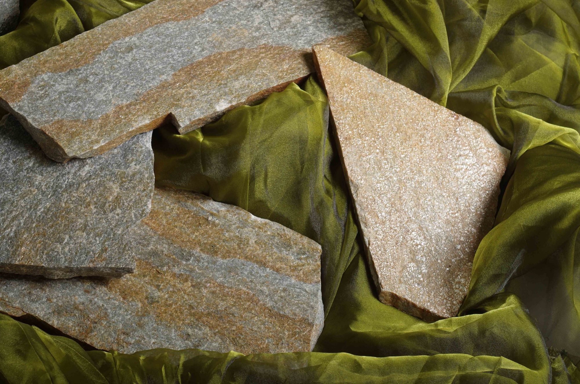 Плитняк златолит Уральский для цоколя, отмостки купить в Костромской области